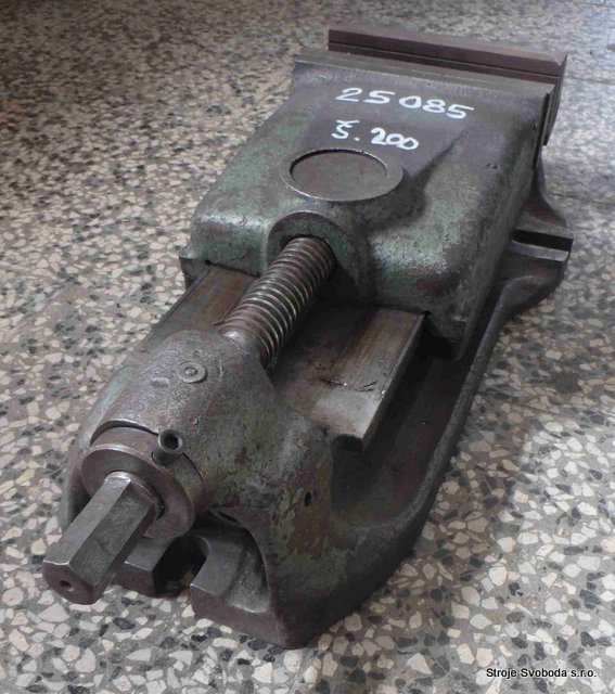 Svěrák strojní š. 200 mm (25085 (2).JPG)